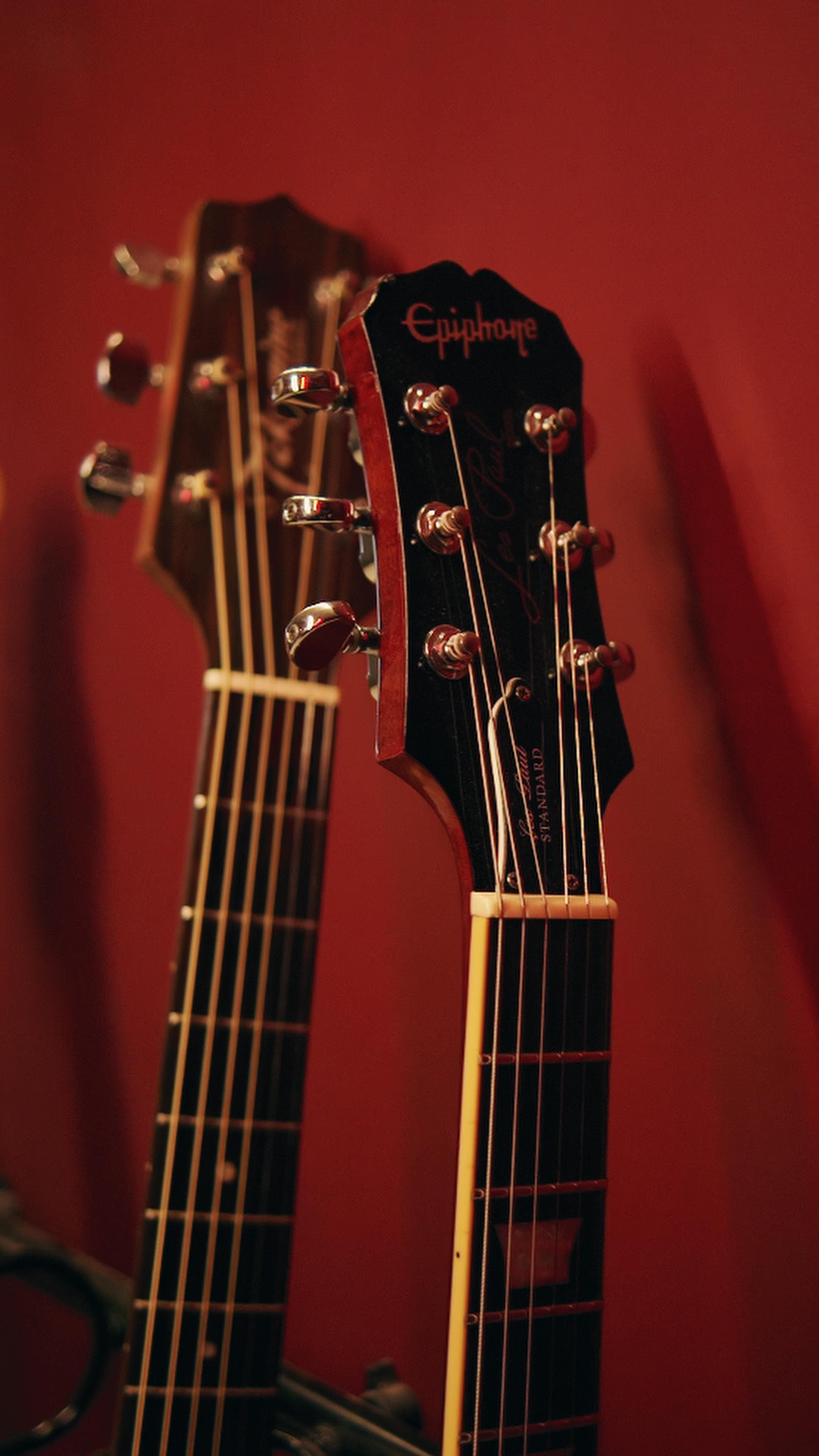 Guitarra elétrica apoiada em um amplificador.
