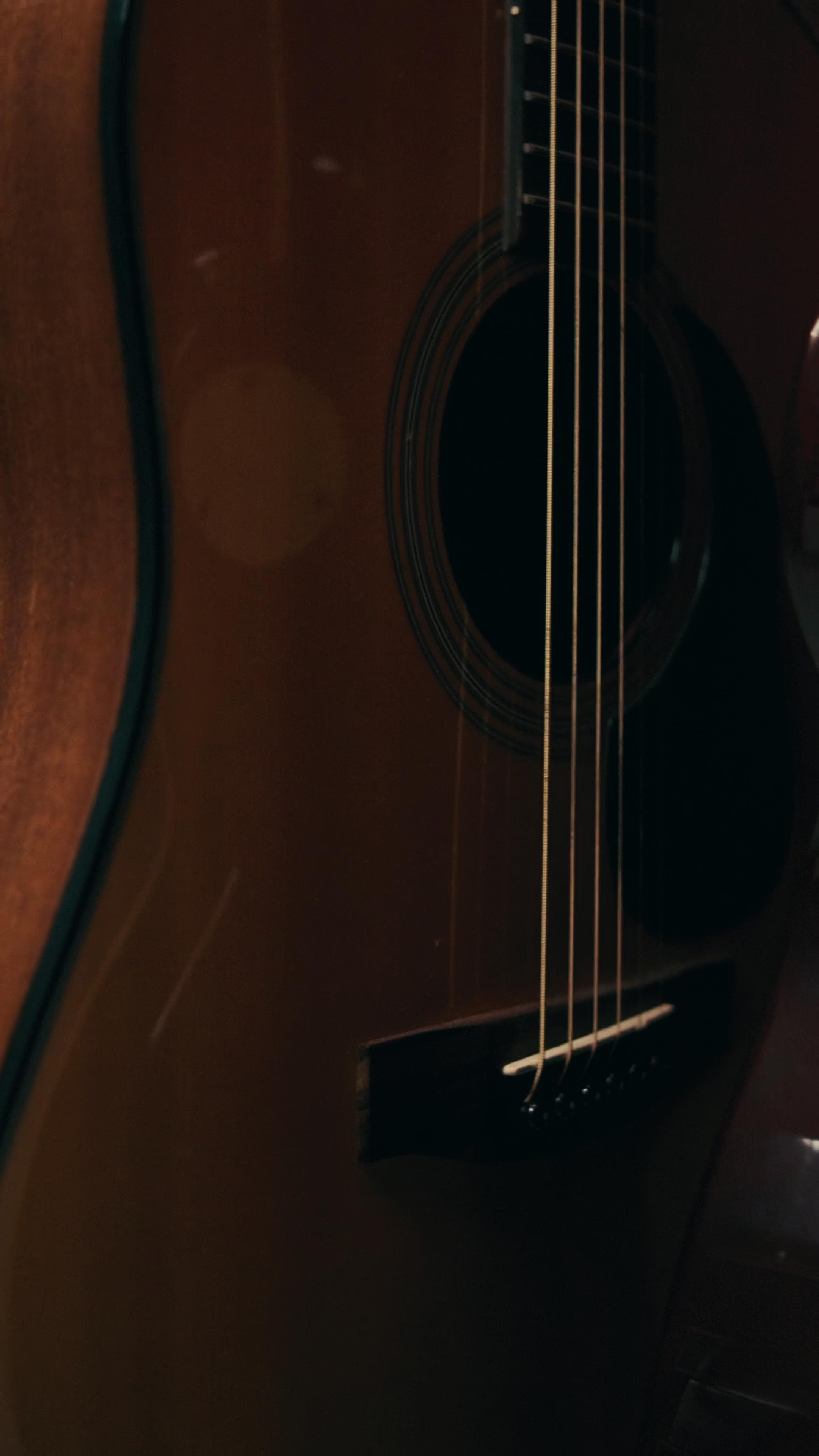 Violão acústico em close-up.